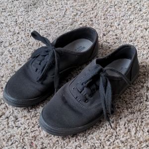 Black tennis shoes - Mossimo, size 6